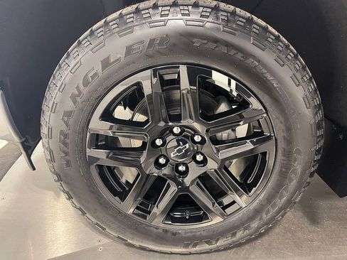 Used 2023 Chevrolet Silverado 1500 Custom w/ 2.7L Blackout Package image 17