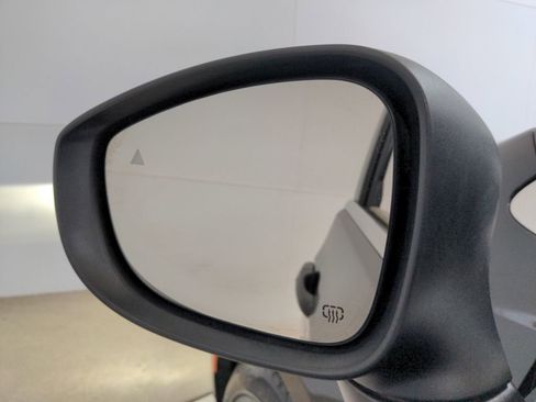 Used 2023 Chrysler Pacifica Touring-L image 15