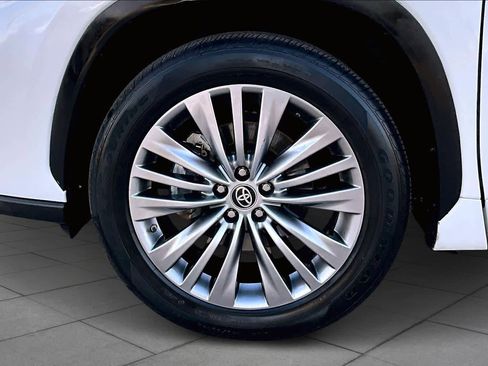 Used 2021 Toyota Highlander Platinum image 10