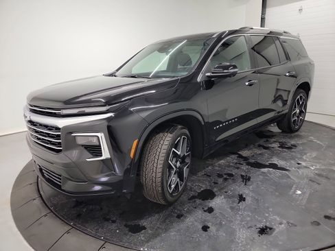 Used 2025 Chevrolet Traverse High Country AWD/4WD image 3
