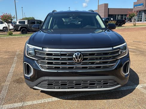 Used 2025 Volkswagen Atlas SE AWD/4WD image 2