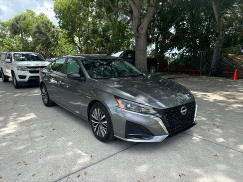 Used 2025 Nissan Altima 2.5 SV FWD image 4