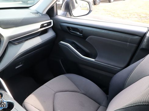 Used 2022 Toyota Highlander L FWD image 24