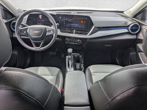 Used 2025 Chevrolet Trax LT FWD image 22