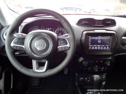 Used 2018 Jeep Renegade Latitude image 11