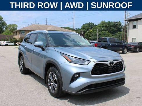 Used 2023 Toyota Highlander XLE AWD/4WD image 2