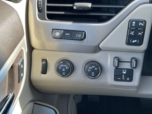 Used 2016 GMC Yukon Denali w/ Enhanced Security Package AWD/4WD image 18