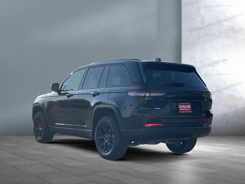 Used 2025 Jeep Grand Cherokee Altitude AWD/4WD image 4