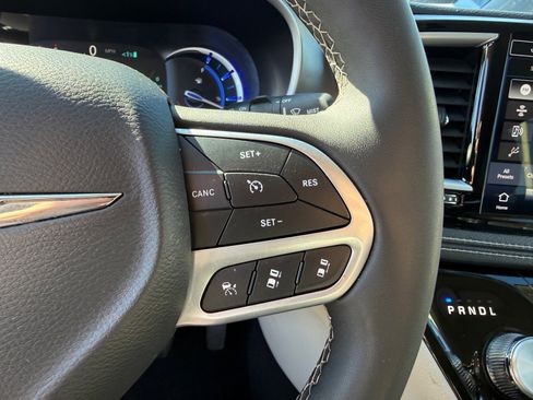 Used 2023 Chrysler Pacifica Touring-L image 31