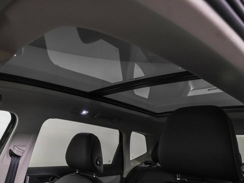 Used 2023 Volkswagen Taos SE w/ Panoramic Sunroof Package AWD/4WD image 33