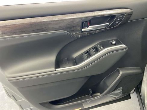 Used 2026 Toyota Highlander Limited image 18