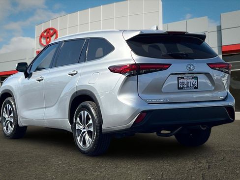 Used 2022 Toyota Highlander XLE FWD image 5