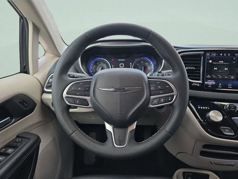 Used 2024 Chrysler Pacifica Touring-L FWD image 17