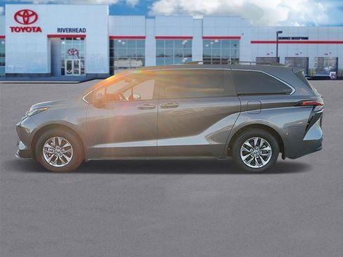 Certified 2023 Toyota Sienna LE image 4
