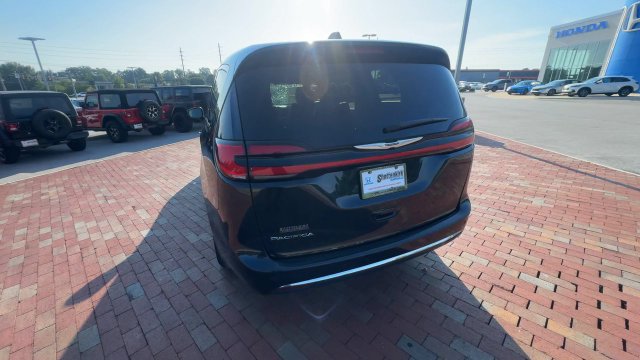 Used 2023 Chrysler Pacifica Touring-L FWD image 9