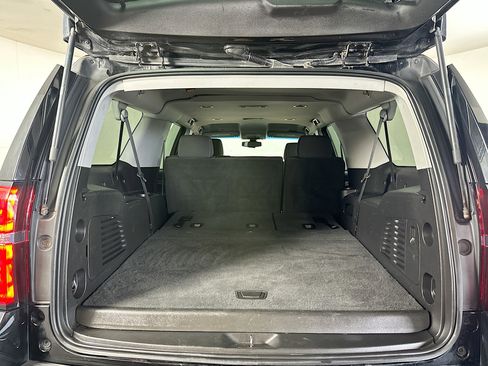 Used 2018 Chevrolet Suburban LS RWD image 24