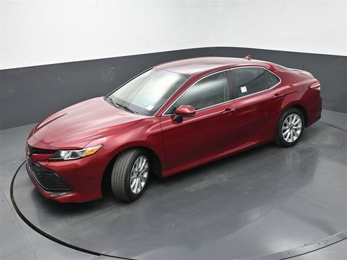 Used 2020 Toyota Camry LE image 32