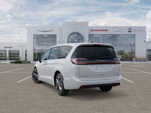 New 2026 Chrysler Pacifica Select image 3