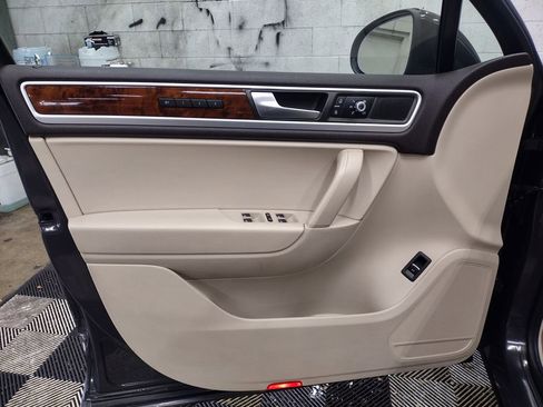 Used 2012 Volkswagen Touareg TDI image 18