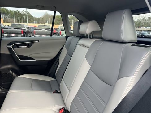 Used 2022 Toyota RAV4 XLE Premium image 20