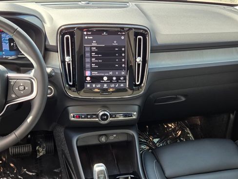 Certified 2025 Volvo XC40 B5 Ultra w/ Climate Package AWD/4WD image 18