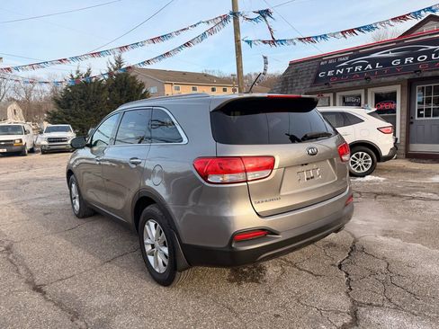 Used 2016 Kia Sorento LX image 4