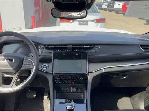 Used 2023 Jeep Grand Cherokee Altitude image 28