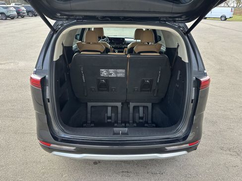 Used 2022 Kia Carnival EX image 6