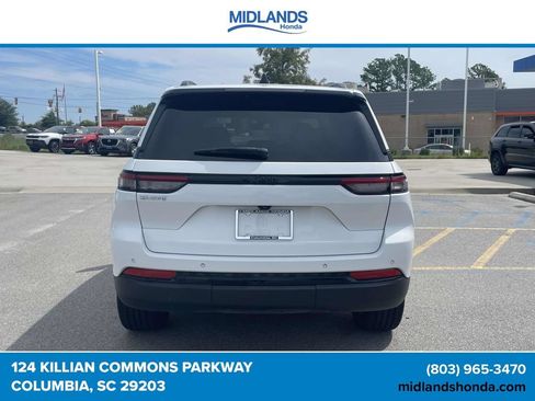 Used 2023 Jeep Grand Cherokee Altitude RWD image 5