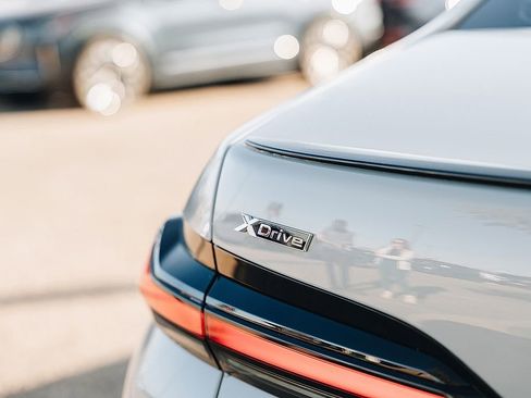 Used 2025 BMW 760i xDrive w/ Executive Package image 15