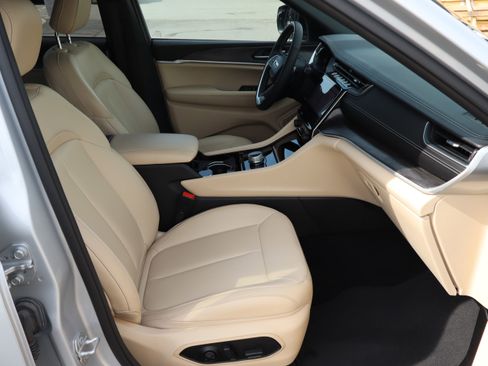 Used 2023 Jeep Grand Cherokee L Limited image 39