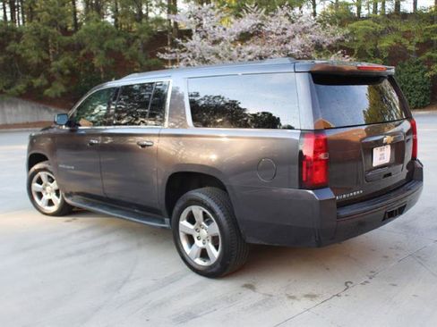 Used 2017 Chevrolet Suburban LT image 3