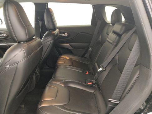 Used 2019 Jeep Cherokee Latitude Plus w/ Comfort/Convenience Group image 18