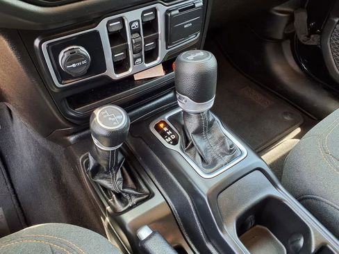 Used 2025 Jeep Wrangler Unlimited Sahara AWD/4WD image 19