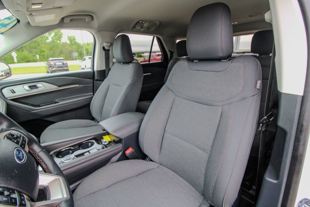 Used 2025 Ford Explorer Active AWD/4WD image 16