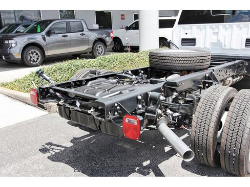 New 2025 Ford F550 4x4 Supercab Super Duty image 5