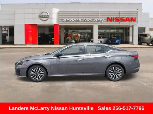 Used 2024 Nissan Altima 2.5 SV FWD image 8