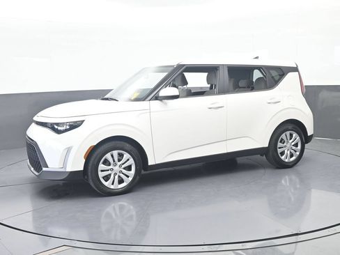 Used 2023 Kia Soul LX FWD image 2