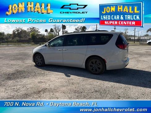 Used 2020 Chrysler Pacifica Touring-L w/ S Appearance Package image 5