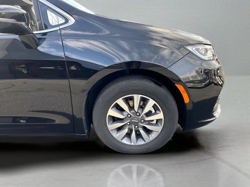 Used 2024 Chrysler Pacifica Limited FWD image 10