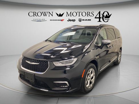 Used 2023 Chrysler Pacifica Limited AWD/4WD image 11