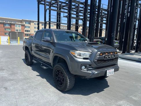 Used 2016 Toyota Tacoma TRD Sport w/ Towing Package RWD image 3