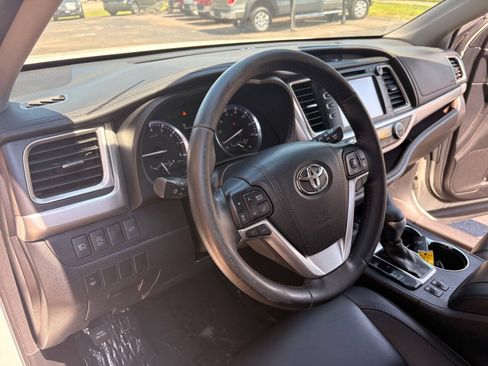 Used 2017 Toyota Highlander XLE AWD/4WD image 6