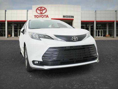 New 2026 Toyota Sienna XLE FWD image 10