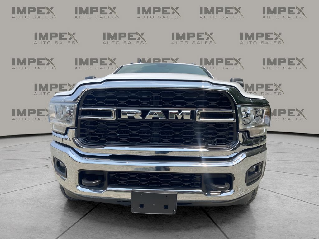 Used 2024 RAM 5500 Tradesman w/ Chrome Appearance Group AWD/4WD image 9
