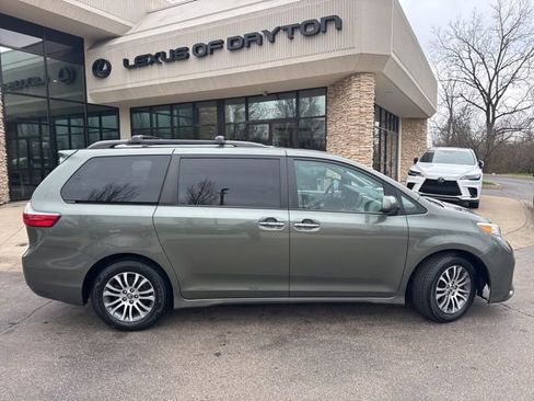 Used 2018 Toyota Sienna XLE w/ XLE Navigation Package image 2