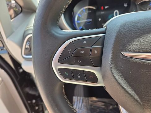 Used 2024 Chrysler Pacifica Limited FWD image 28