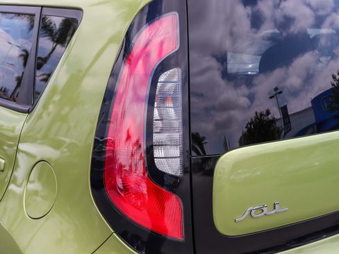 Used 2016 Kia Soul + FWD image 9