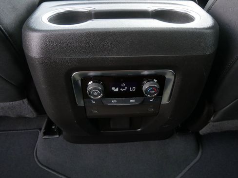 Used 2025 Chevrolet Suburban High Country AWD/4WD image 20