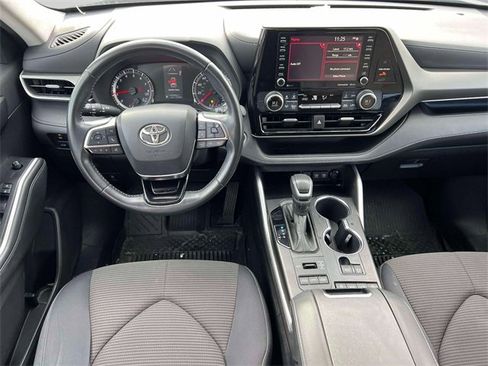 Used 2021 Toyota Highlander LE image 9